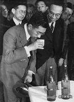 １２日、兵庫県武庫郡御影町（現・神戸市東灘区）の県酒造組合連合会で、利き酒で日本酒の香りを試される昭和天皇