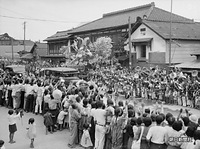 １６日、山形県最上郡新庄町を訪れた昭和天皇の車列を、新庄まつりの「山車」（やたい）を整えて迎える人たち。江戸時代から続く恒例の夏祭りだったが、戦争で中断し前年に山車１台だけで復活したばかりだった