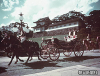結婚の儀を終え、馬車で東宮仮御所へ向かう皇太子さまと美智子さま。後方は伏見やぐら