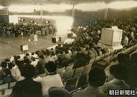 松山市の愛媛県民館に集まってテレビの実況放送を見る人たち。当時の「パブリックビューイング」だ