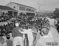 国鉄山田駅前（現ＪＲ伊勢市駅）で、皇太子さま、美智子さまをひと目見ようと集まった人たち