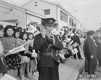 国鉄山田駅前の警備で、携帯無線（ハンディー・トーキー）を使う警察官