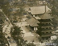 ４月１９日　興福寺の五重塔前を通り、神武天皇陵に向かう皇太子さま、美智子さまの車列、朝日新聞社ヘリコプターから