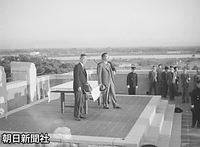８日、新潟県庁の屋上から新潟市内を展望される昭和天皇