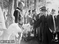 １４日、東筑摩郡広丘村（現・塩尻市）で、当時長野県で盛んに飼育されていたヤギと生産者に歩み寄り、ヤギの頭を撫でられる昭和天皇