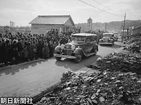 戦災の傷痕が生々しい下関市の長府地区を進む昭和天皇の御料車と沿道で迎える人たち