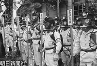 ２０日、福岡県直方市の九州炭鉱保安技術研究所で、ガス炭塵爆発実験を見学した昭和天皇を迎えるため、防護マスク姿で整列している各炭鉱の救護隊員たち