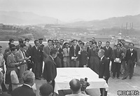 ２７日、長崎市の原子爆弾の爆心地近くにある長崎医科大学（現・長崎大学医学部）を訪れ、校舎の屋上で大学の復興状況を聞かれる昭和天皇