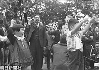 ３０日、熊本市の戦災孤児らが暮らす養護施設の慈愛園で、園児たちによる巡幸歓迎の歌に笑顔で帽子を振って応えられた