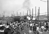 １１日、九州巡幸を終え、福岡県の小倉を出発する昭和天皇のお召し列車。牽引機はＣ５７形蒸気機関車