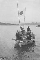 １９日、休養日となったこの日、松山市北西約２キロのところに浮かぶ興居島（ごごしま）に伝馬船で到着された昭和天皇一行
