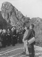 ２４日、室戸岬の植生や荒々しくそびえる岩を見学される昭和天皇