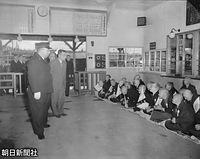 桑名市の桑名駅に特別列車で到着した昭和天皇を、待合室の床に敷いたむしろ座り、出迎える高齢者たち