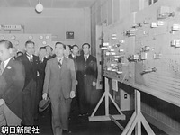 ２１日、鈴鹿市にある電信電話、電話交換などの技術者を養成する鈴鹿電気通信学園を訪問された昭和天皇。左後方は佐藤栄作電気通信大臣