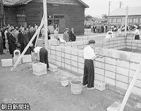 １７日、北海道立帯広公共職業補導所を訪問、建築実習で生徒がコンクリートブロックを積む様子を視察される