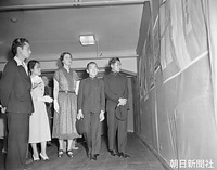 １９５０年６月、東京・日本橋三越で開かれた青年たちによる青少年の不良化防止と保護、善導を目的とするＢＢＳ（お兄さんお姉さん）活動の一環として開かれた、「米英加日美術展」をバイニング夫人と共に鑑賞される
