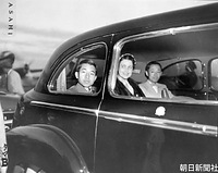 ９月、英女王戴冠式の帰路、米国・フィラデルフィアの飛行場で再会したバイニング夫人と車で夫人の自宅に向かわれる皇太子さま。右は吉田茂首相の秘書官で通訳の松井明随員