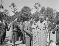 故フランクリン・ルーズベルト大統領のエレノア夫人の案内で、ルーズベルト邸や大統領の墓などがあるニューヨーク州のハイドパークを訪れた皇太子さま。左後方は同行したバイニング夫人