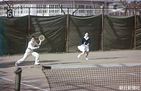 １９５８年１２月、ご婚約が決まった後、東京ローンテニスクラブで、ダブルスでテニスをされる皇太子さまと正田美智子さん。皇太子さまは婚約内定を受け「語らひを重ねゆきつつ気がつきぬわれのこころに開きたる窓」