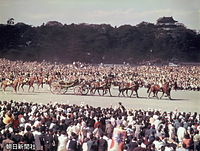 １９５９年４月１０日、結婚の儀を終え、皇居から馬車で渋谷区の東宮仮御所までパレードされる皇太子さまと美智子さまを乗せた馬車。皇居前広場を埋め尽くす国民から祝福を受けた