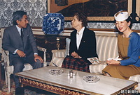 １９８７年１０月８日、米国を訪問の際、ニューヨークの日本総領事公邸でバイニング夫人と再会、歓談される皇太子さまと美智子さま。今回は１９８０年と１９８３年の大統領訪問の答礼と日米の親善を深めるための旅だ