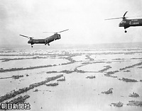 １９５９年１０月、死者・行方不明者５０９８人をだした伊勢湾台風により泥海と化した被災地を上空から視察する皇太子さまを乗せた陸上自衛隊の大型ヘリコプター（左側）