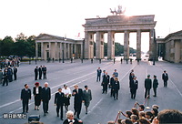 １９９３年９月、かつて東西ドイツの分裂、冷戦の象徴だったドイツ・ベルリンのブランデンブルグ門を訪れた天皇、皇后両陛下。天皇陛下の左はドイツのワイツゼッカー大統領。御製で、「東西を隔てし壁の払はれて『歓