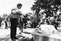 １９７５年７月、沖縄国際海洋博開会式に出席するため、初めて沖縄県を訪問し、糸満市にある「魂魄の塔」に花を供えられる皇太子さまと美智子さま。ここは、米軍に追い詰められて亡くなった住民や兵士ら無名戦没者約