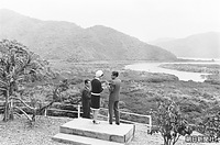 １９６８年４月、初めて鹿児島県の奄美大島を訪問され、大島郡笠利町（現・奄美市）でマングローブの群落を展望される皇太子さまと美智子さま