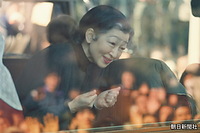１９９５年１月、阪神・淡路大震災の避難所・兵庫県芦屋市立精道小学校を訪れた際に、出発するバスの窓越しに、両手のこぶしを下に振り「がんばって」を意味する手話で、避難している住民たちにエールを送られる皇后