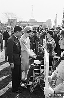 １９６４年１１月、パラリンピック東京大会開会式で、フィールドに降り選手と握手される美智子さまと笑顔の皇太子さま。皇太子さまはこの大会の名誉総裁で、以降も障がい者スポーツの普及に尽力されてきた。ご会見で