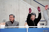 １９９８年３月、長野冬季パラリンピック会場の長野市エムウエーブで、座ったまま両手を挙げてウエーブの渦に加わる皇后さまと笑顔の天皇陛下。皇后さまはこの年の誕生日にあたり、宮内記者会の質問に対する文書回答