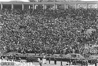 １９７８年６月、ブラジルの日本移民７０年祭で、サンパウロ市のパカエンブースタジアムをオープンカー（左下）で回り、９万人とも言われた超満員の日系人観衆に手を振る皇太子さまとブラジルのガイゼル大統領。右下