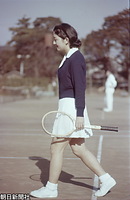 １２月、ご婚約発表後に、東京都港区の東京ローンテニスクラブで、皇太子さまとテニスをするためラケットを手にした正田美智子さん。アサヒグラフ１９５９年新年特大号グラビアに日本一のコンビと題して掲載された