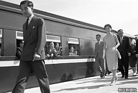 １９６３年９月、第１８回国民体育大会夏季大会で開催地の山口県を訪問。岩国駅に着いた列車から降りてホームを歩かれる皇太子さまと美智子さま。車窓からの視線はやはり美智子さまに集まっている。美智子さまの右後