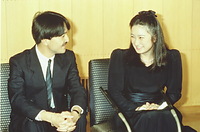 婚約が決まりおそろいで記者会見にのぞむ礼宮さまと川嶋紀子さん＝８９年９月１２日