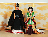 礼宮文仁親王と川嶋紀子さんの結婚の儀が１９９０年６月２９日、皇居・賢所で行われ、「秋篠宮」を創設。束帯姿の礼宮さまと十二単の紀子さま＝９０年６月２９日、宮内庁提供