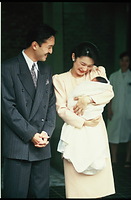 眞子さまを抱いて元気に退院する紀子さまと秋篠宮さま＝９１年１１月１日、皇居・宮内庁病院で
