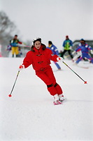 長野県車山高原スキー場で秋篠宮妃紀子さまがスキーをされた。白銀に映える深紅のスキーウエア姿で完璧な滑りを披露した＝９３年２月