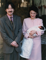 秋篠宮ご夫妻とともに退院する次女の佳子さま＝９５年１月６日、皇居・宮内庁病院