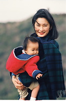 ご静養に訪れた葉山の海岸で次女佳子さまを抱く秋篠宮妃紀子さま＝９６年１月、神奈川県葉山町