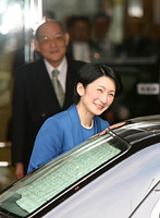 第３子ご懐妊の兆候と発表される。「おめでとうございます」と声をかけられ、笑顔を見せながら車に乗り込む紀子さま＝０６年２月８日、東京都港区で