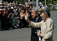 紀子さまご出産の祝福の声に笑顔で応える天皇、皇后両陛下＝０６年９月６日、札幌市白石区