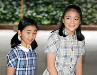 紀子さまのお見舞いに訪れた（右から）眞子さま佳子さま＝０６年９月６日、東京都港区の愛育病院