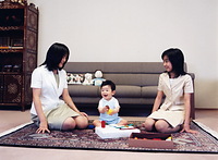 眞子さま、佳子さまと遊ぶ悠仁さま＝０７年８月、秋篠宮邸で、宮内庁提供