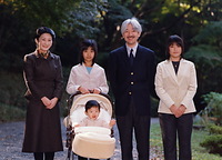 赤坂御用地での秋篠宮ご一家＝０７年１１月、宮内庁提供