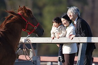 滞在先の御料牧場で、放牧された馬を見る秋篠宮さま、紀子さま、悠仁さま＝０９年３月、栃木県高根沢町