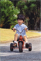三輪車で遊ぶ悠仁さま＝０９年８月、秋篠宮邸、宮内庁提供