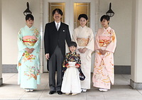 着袴（ちゃっこ）の儀と深曽木（ふかそぎ）の儀を終えた悠仁さま（中央）と秋篠宮ご夫妻、眞子さま（左）、佳子さま（右）＝１１年１１月、東京・赤坂東邸