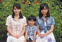 悠仁さま６歳に。左は眞子さま、右は佳子さま＝１２年９月、秋篠宮邸内、宮内庁提供